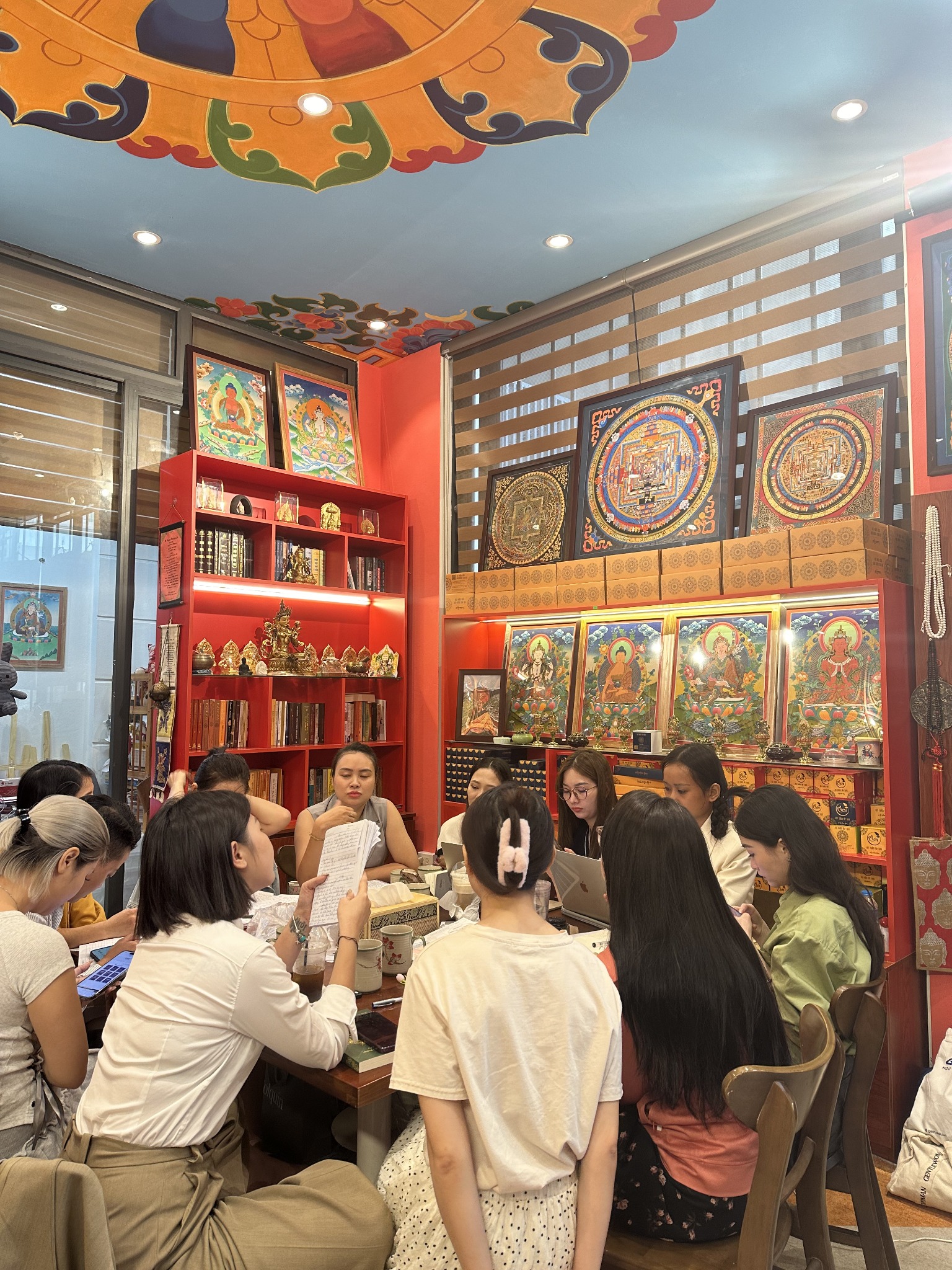 Những người tham dự cùng ngồi trao đổi và đọc tài liệu